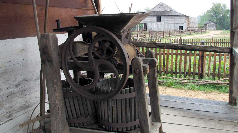 Illustration for article titled 15 Tools That Helped Pioneers Survive on the American Frontier
